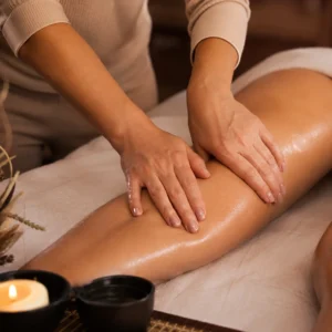 Sessão de drenagem linfática manual realizada por Andrea Reis na MassoReis durante atendimento personalizado de massoterapia terapêutica na Penha, Rio de Janeiro.